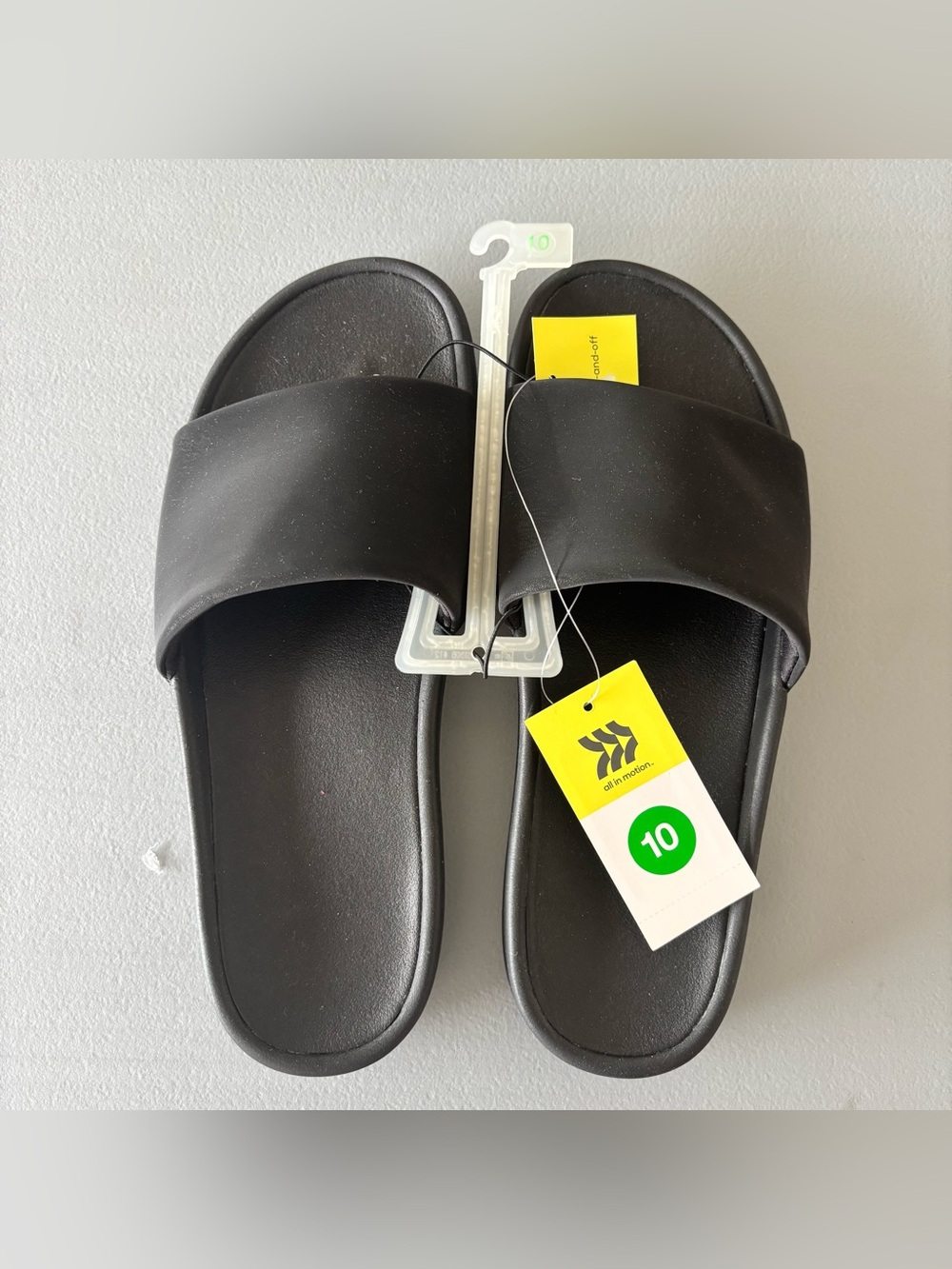 All in Motion Men’s flip flop sandals in black size 10